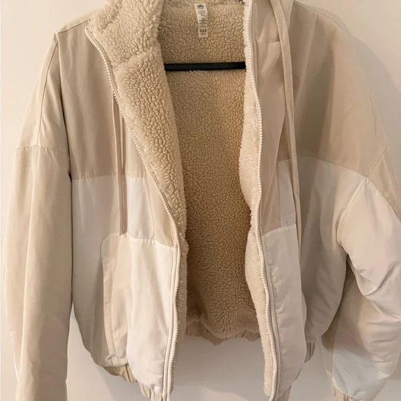 Alo Yoga Duality Sherpa Reversible Jacket in Cream and White - Picture 5 of 9
